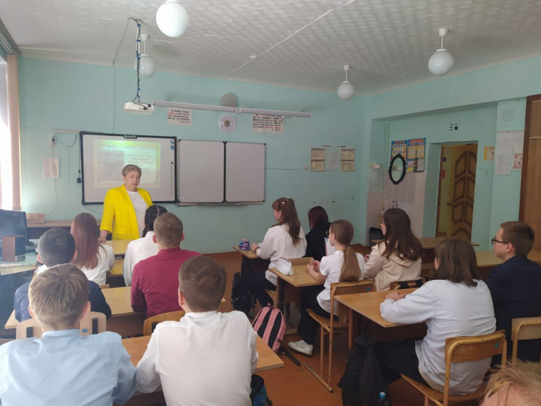 Празднование Дня славянской письменности и культуры в Российской Федерации связано с именами святых равноапостольных Кирилла и Мефодия, которые считаются создателями первого славянского алфавита..
